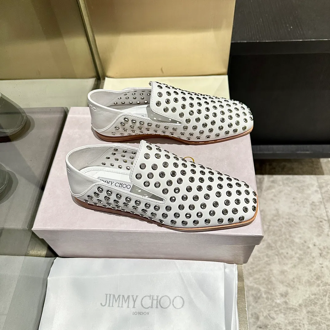 👟👟Ex-factory price 660👟👟 The new JIMMY CHOO, Loaf shoes, exclusive sale, rivet decoration design style is very unique, designed with the latest technology, strong three-dimensional effect👍Multiple technologies are integrated together, subverting fashion, super stylish! The combination is super beautiful. The original version is 1:1, versatile and trendy, both salty and sweet! Size: 35-40 Outsole: Leather outsole